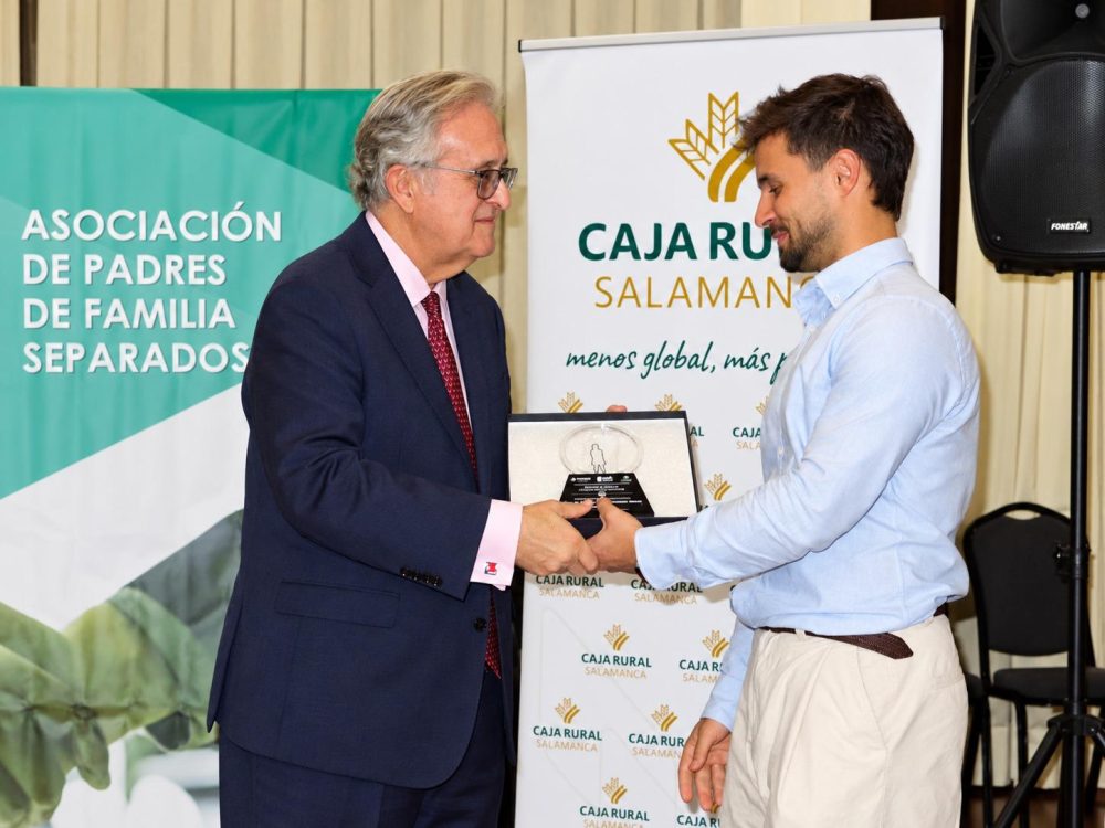 Luis Aurelio González recibiendo el premio por toda una trayectoria a la mediación